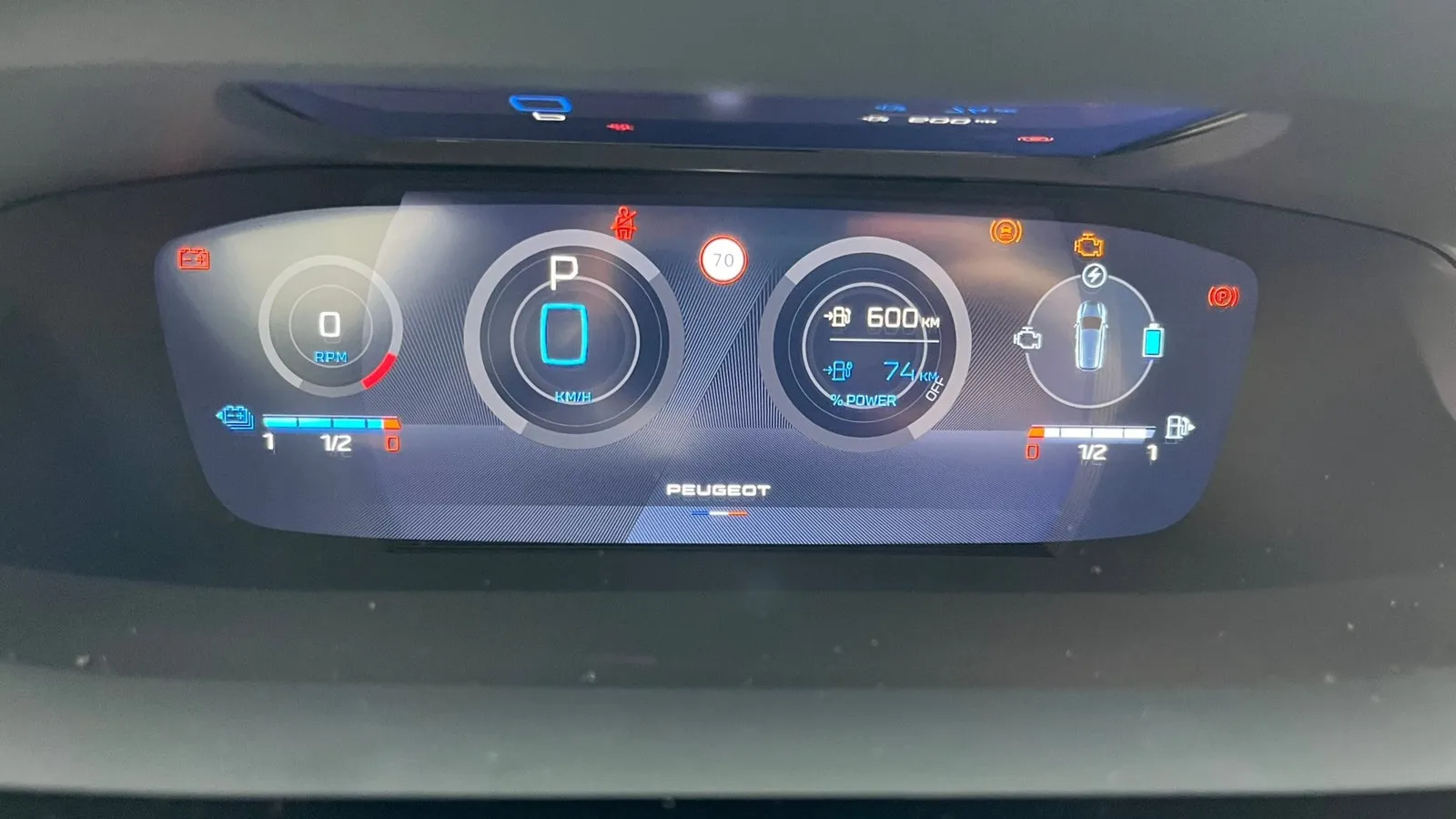 Das digitale Kombiinstrument bietet klar strukturierte Anzeigen und optional neue 3D-Grafiken.